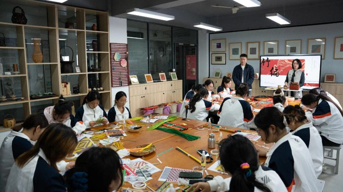 为非遗“添彩”，为青春“赋能”：江苏建院的文化育人新实践